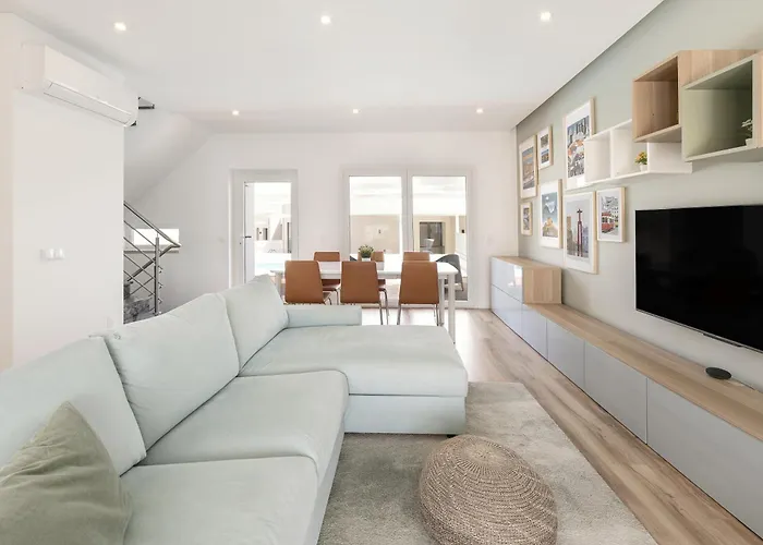 Semesterbostad 3br Oasis With Pool By Lovelystay *